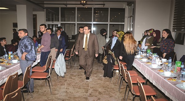 Başkan Bulutlar, AK Parti yönetimine ve muhtarlara iftar verdi