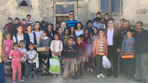 Hayırsever aileden 800 öğrenciye kıyafet ve kırtasiye desteği
