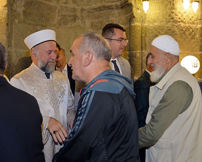 Vali Okay Memiş, Bayram Namazı sonrası vatandaşla bayramlaştı