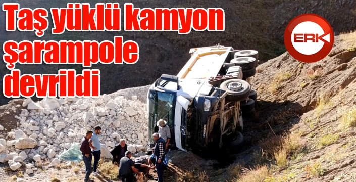 Taş yüklü kamyon şarampole devrildi