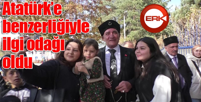 Cumhuriyet Bayramı'nda Atatürk’e benzerliğiyle ilgi odağı oldu