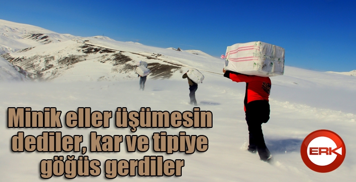 Minik eller üşümesin dediler, kar ve tipiye göğüs gerdiler